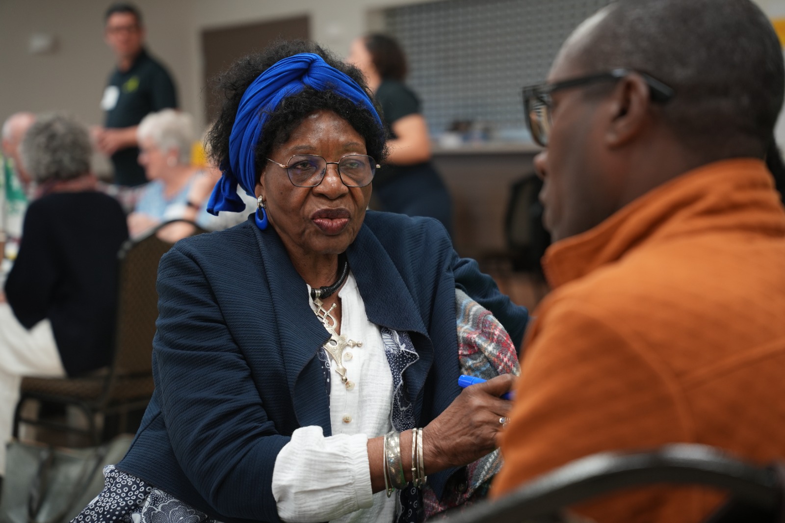Les conversations se poursuivent entre les tables