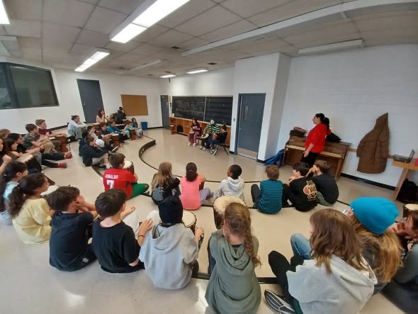 Toute la classe en cercle, chacun son djembé