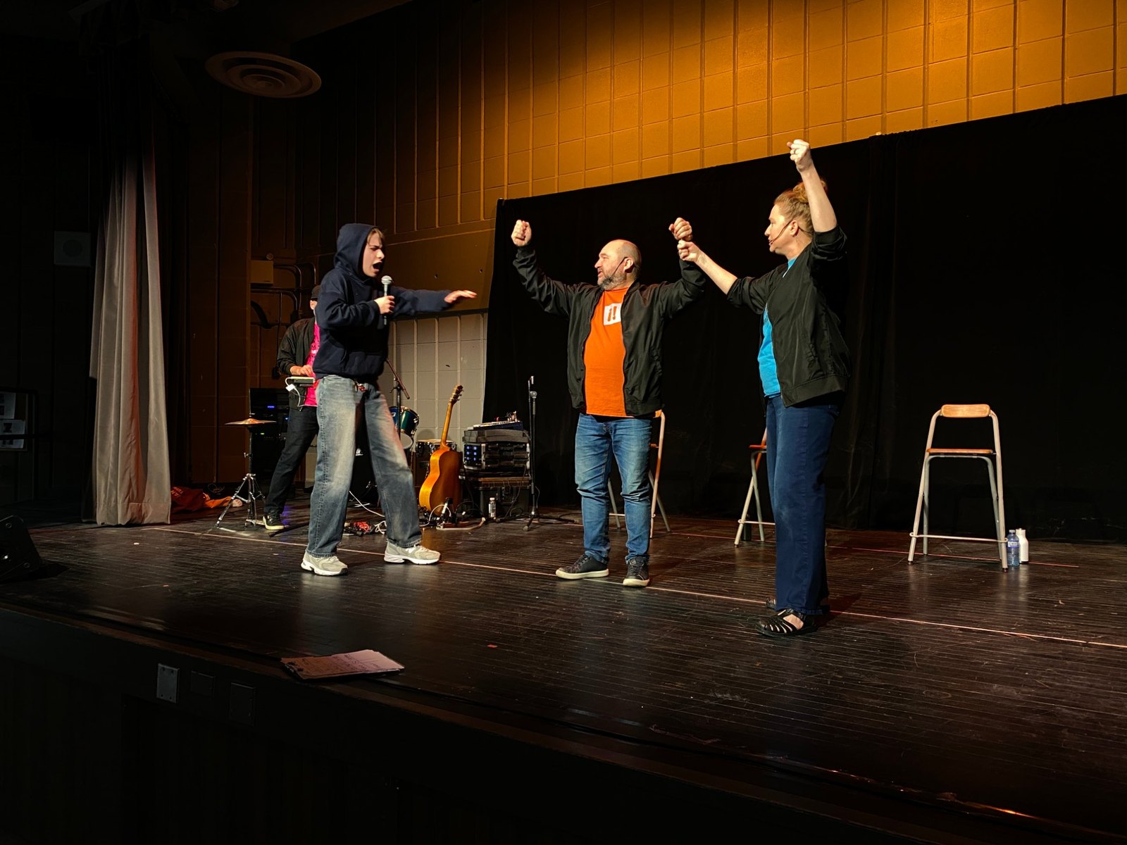 Atelier d’improvisation : un élève monte sur scène avec les comédiens