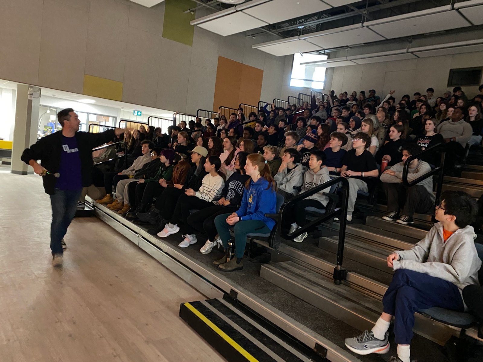 Spectacle d’Improteines devant les élèves de l’École secondaire Michelle O’Bonsawin