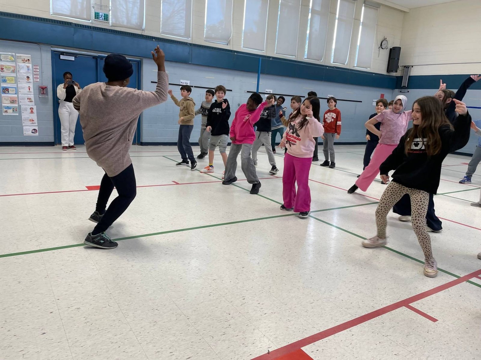 Atelier de danse : les élèves reprennent les pas de l’animatrice