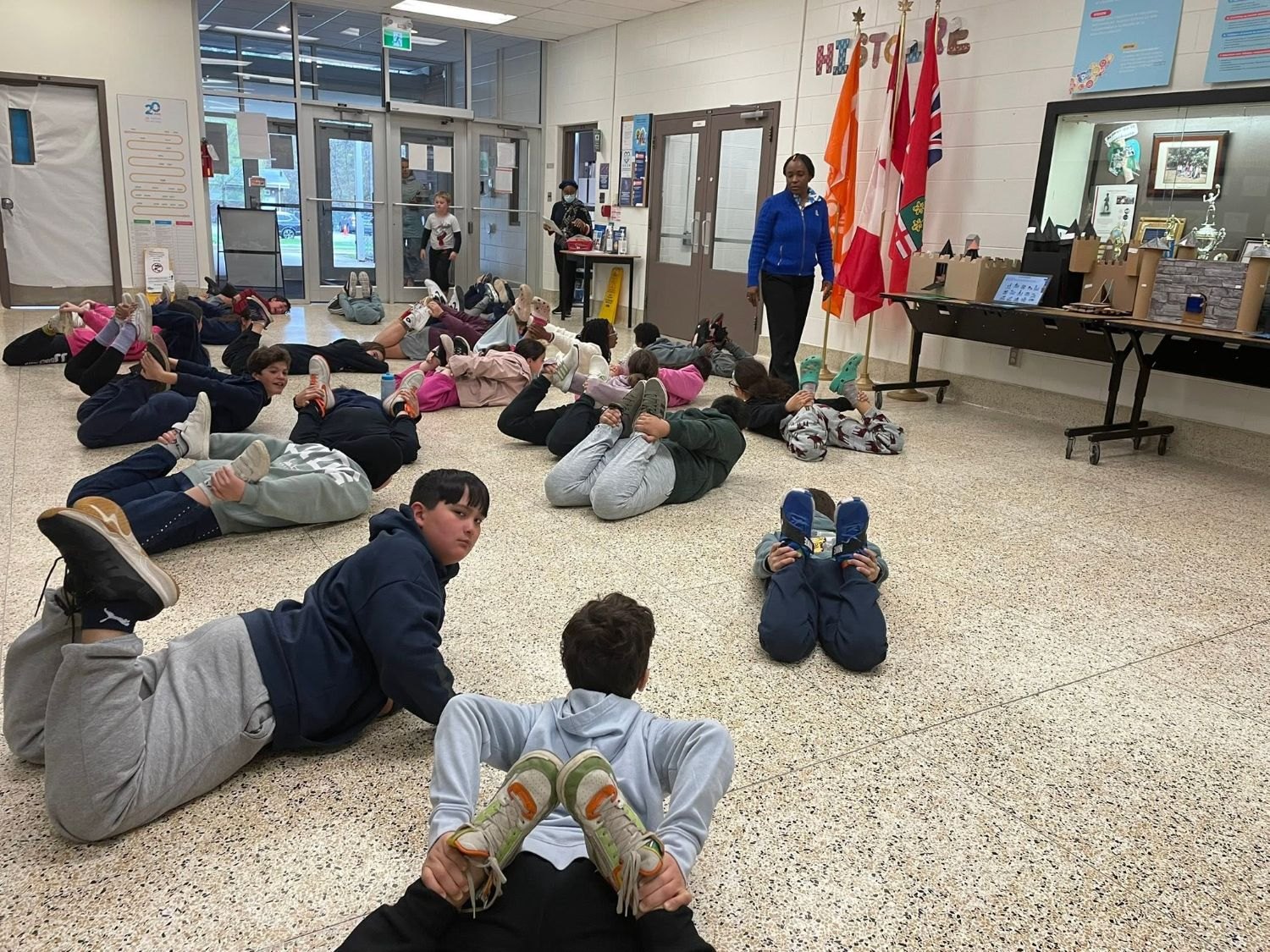 Séance d’étirement dans le hall, sous les drapeaux