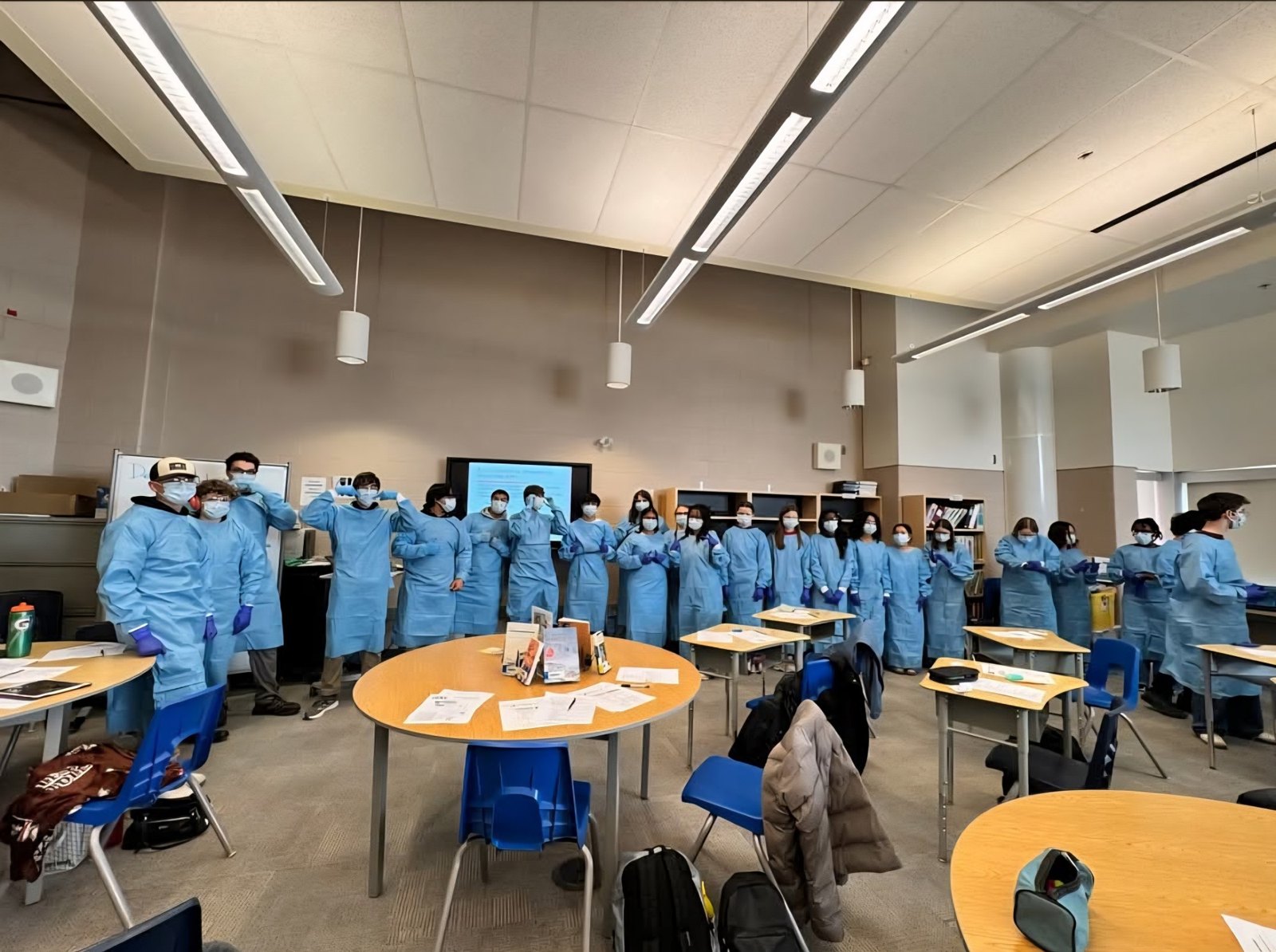 Atelier de sciences de la santé, en sarrau et masque