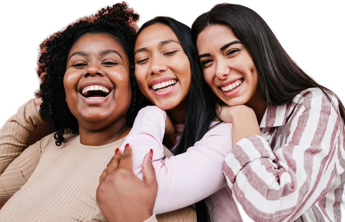Trois femmes d’horizons différents, joue contre joue, rient ensemble
